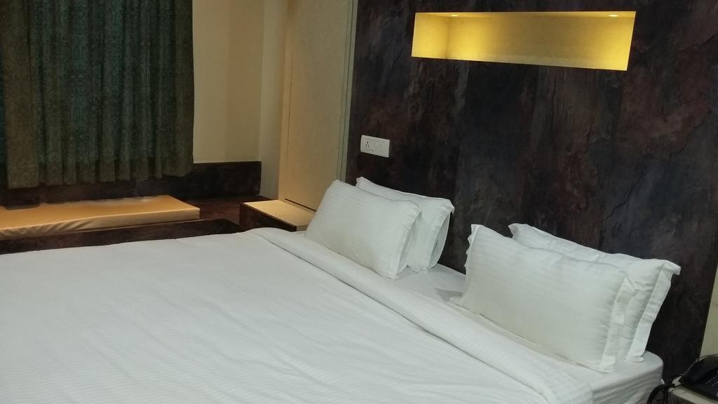 Hotel D' Sapphire กูวาฮาติ ภายนอก รูปภาพ