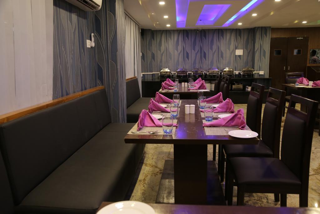 Hotel D' Sapphire กูวาฮาติ ภายนอก รูปภาพ