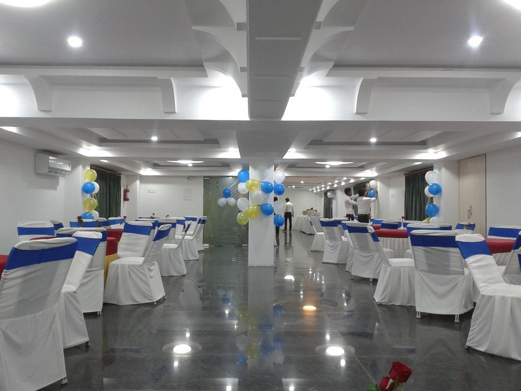 Hotel D' Sapphire กูวาฮาติ ภายนอก รูปภาพ