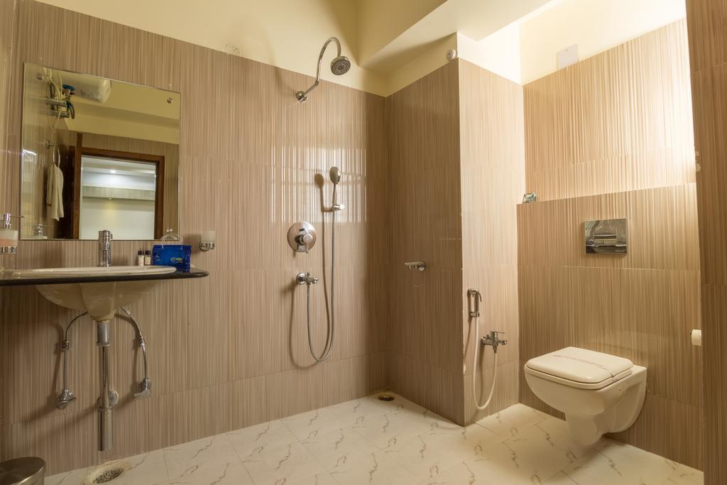 Hotel D' Sapphire กูวาฮาติ ภายนอก รูปภาพ
